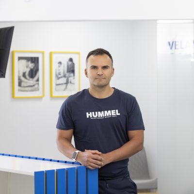 Zebensui apoyado en el mostrador del Centro Médico Unión Deportiva Las Palmas