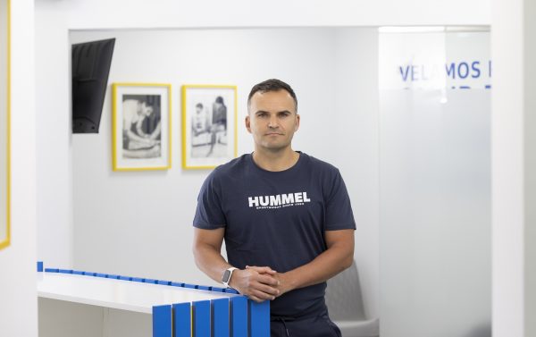 Zebensui apoyado en el mostrador del Centro Médico Unión Deportiva Las Palmas